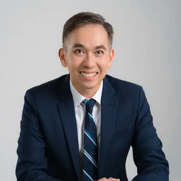 Potret Dr. Paul Tay Yee Siang pada halaman resmi penyedia.