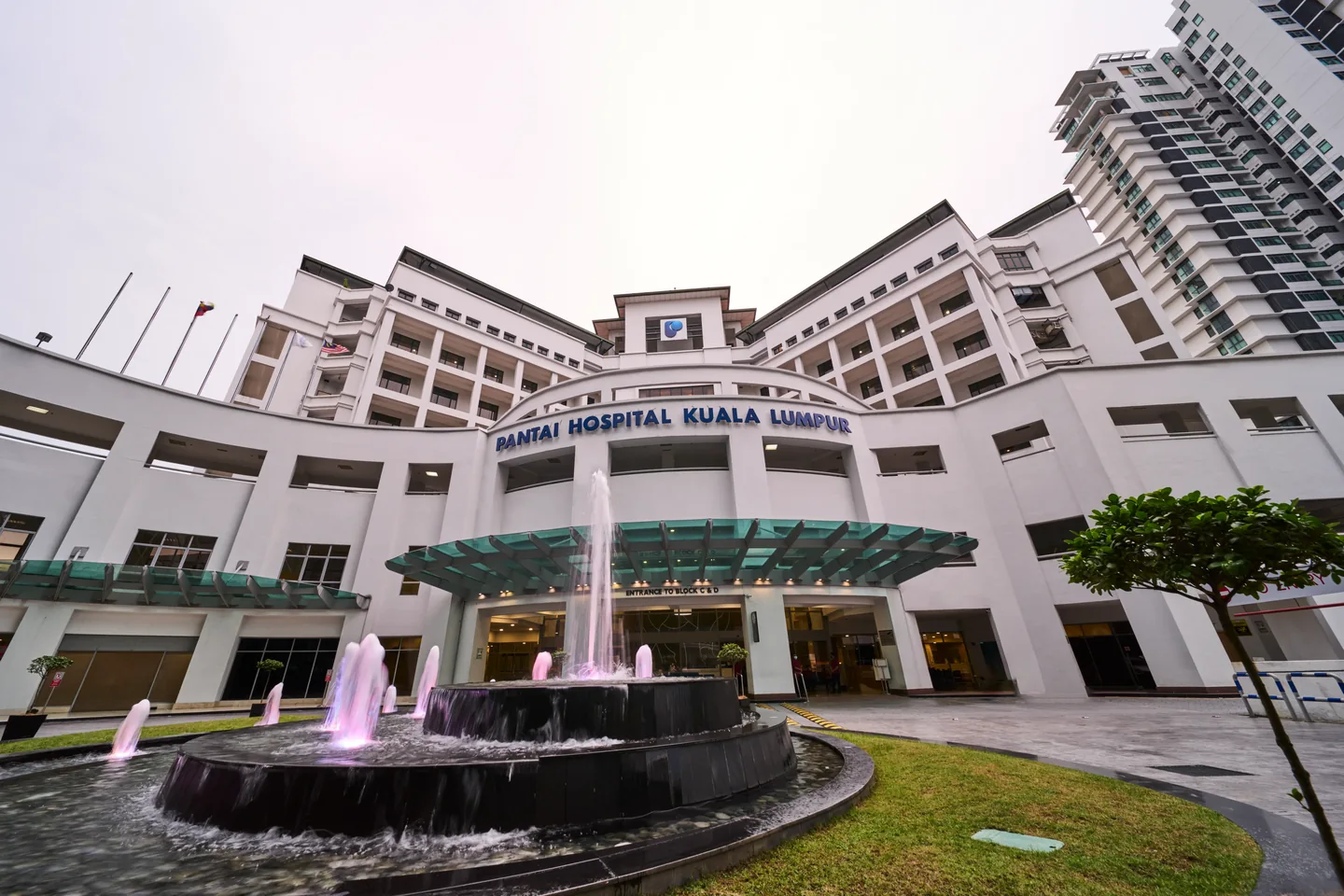 Gedung Pantai Hospital Kuala Lumpur. Foto rumah sakit secara umum, bukan foto khusus unit IVF.