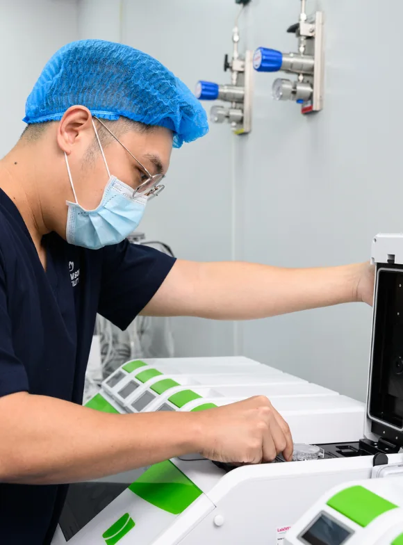 Aktivitas laboratorium pada halaman resmi Thomson Fertility Novena / United Square.